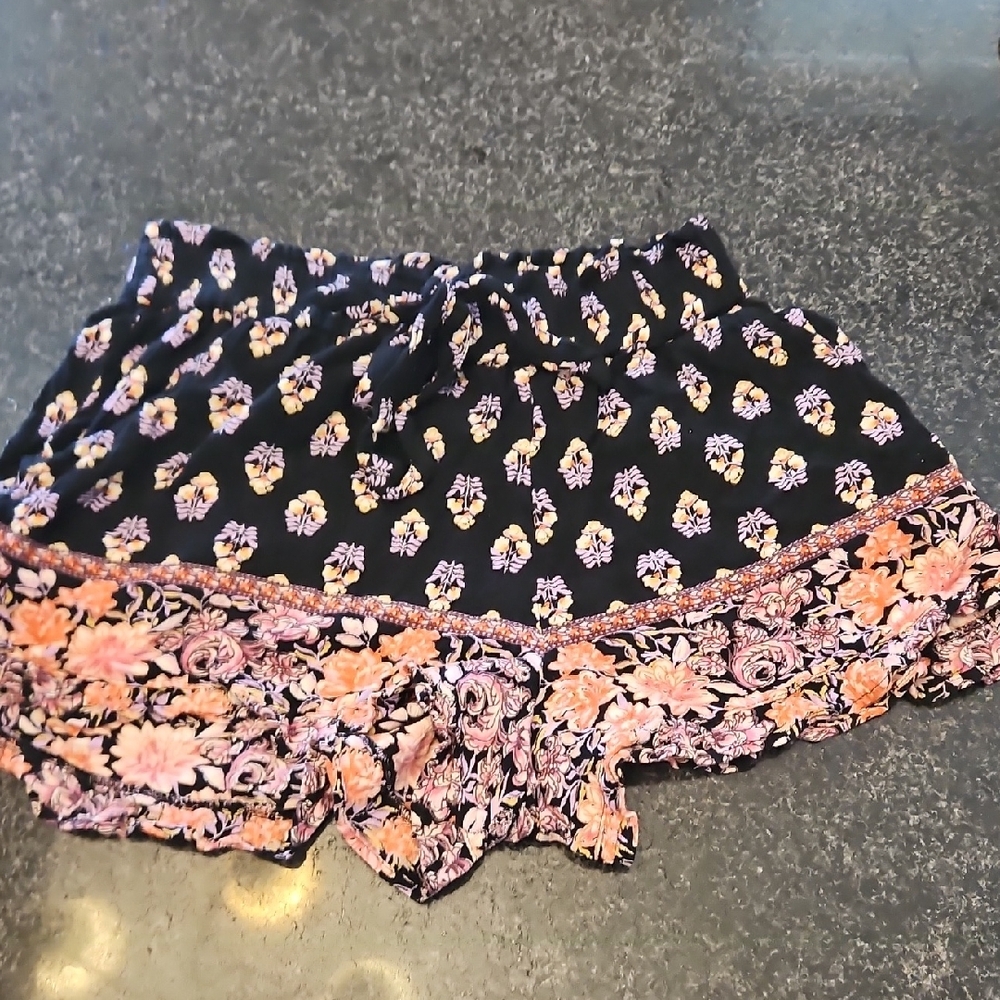 Angie Floral Patterned Black Shorts